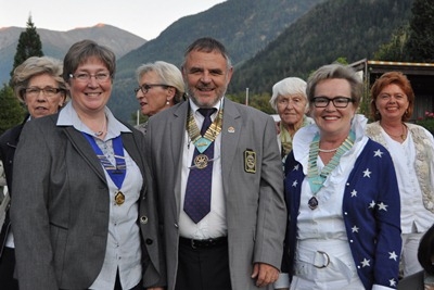 (Devant de gauche à droite): Christine Weissen, Présidente Inner Wheel Haut Valais; DG Peter Pfister D 1990;  G Pirkko Schindler, Governor Inner Wheel D19