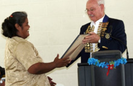 Jack Davies, gouverneur du district 9220, remet la charte du Rotary club de Kirimati à son premier président, Ruta Uatioa.