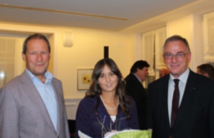 (v.l.n.r.) Rot. Markus Zurkinden (Elsner-Stiftung); Preisträgerin Angelia Maria Schwaller; AG Joseph Roggo, Präsident RC Freiburg-Sense