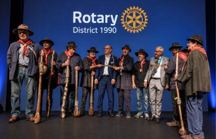 Our two Governors, Jouni Heinonen and René Loretan, were "kidnapped" and tied up by the Jorat Brigands in front of the audience!