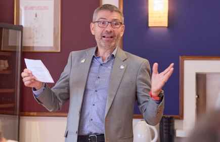 DG  René-Marc Blaser bei einem Clubbesuch. 
©️ Jacques Gamboni